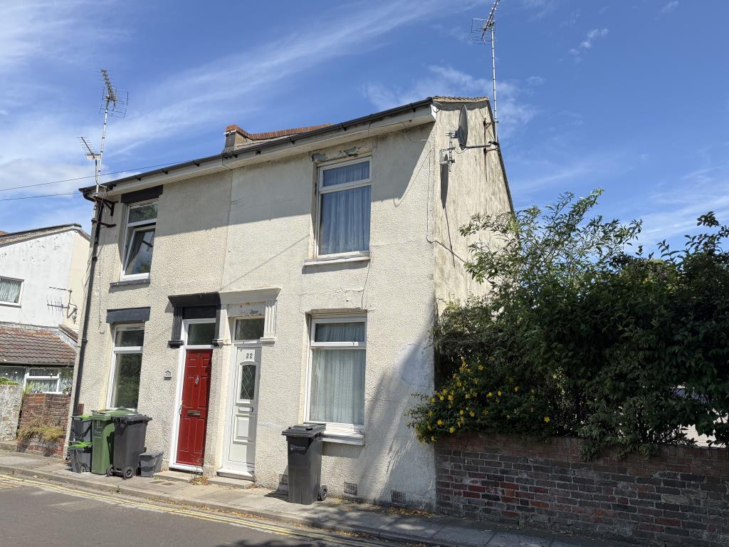 Lot: 83 - TWO-BEDROOM SEMI-DETACHED HOUSE FOR IMPROVEMENT - Semi Detached house with rendered and painted exterior